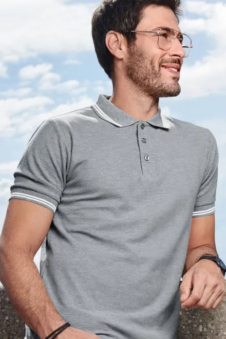 Polo de hombre en contraste, mármol gris oscuro